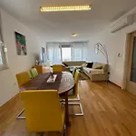 Апартаменти Yellow Turtle Макарська