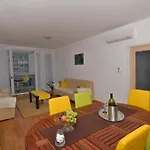 Yellow Turtle Apartment *