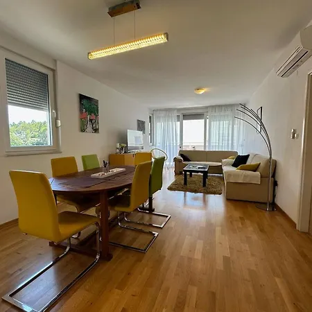 Yellow Turtle Apartment *